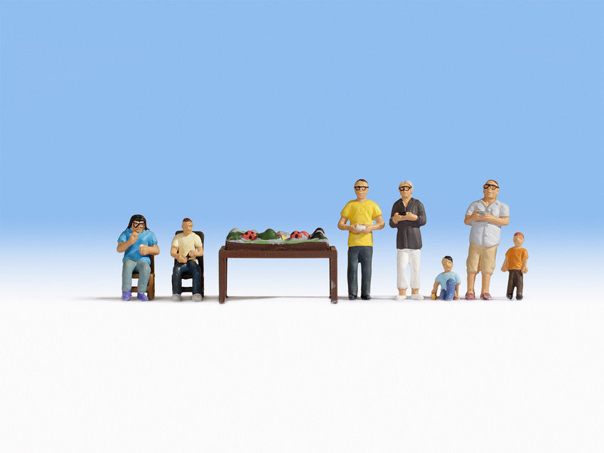 Model Railroaders with Layout Pkg (7) - 15596 : HO