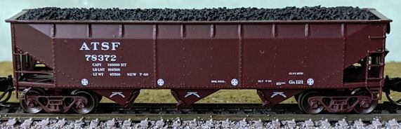 70 Ton Offset-Side 3-Bay Open Hopper w/Load Santa Fe ATSF 78372 - 74020 : N