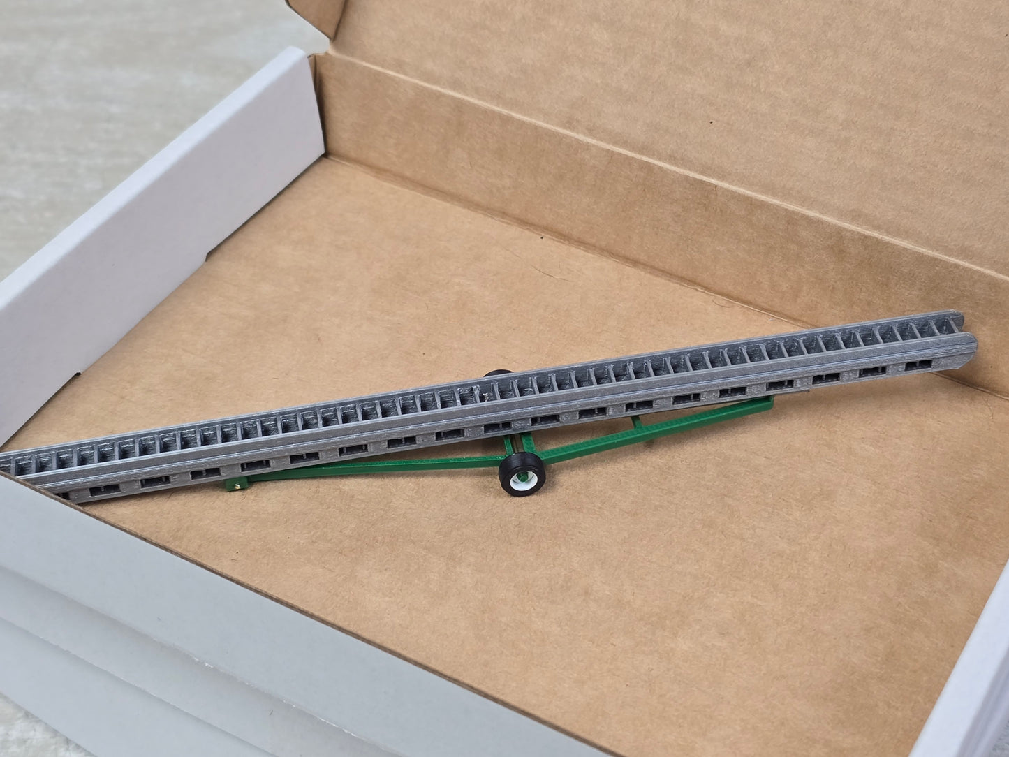 Paddle Elevator with Green Leg - RF11016 : HO