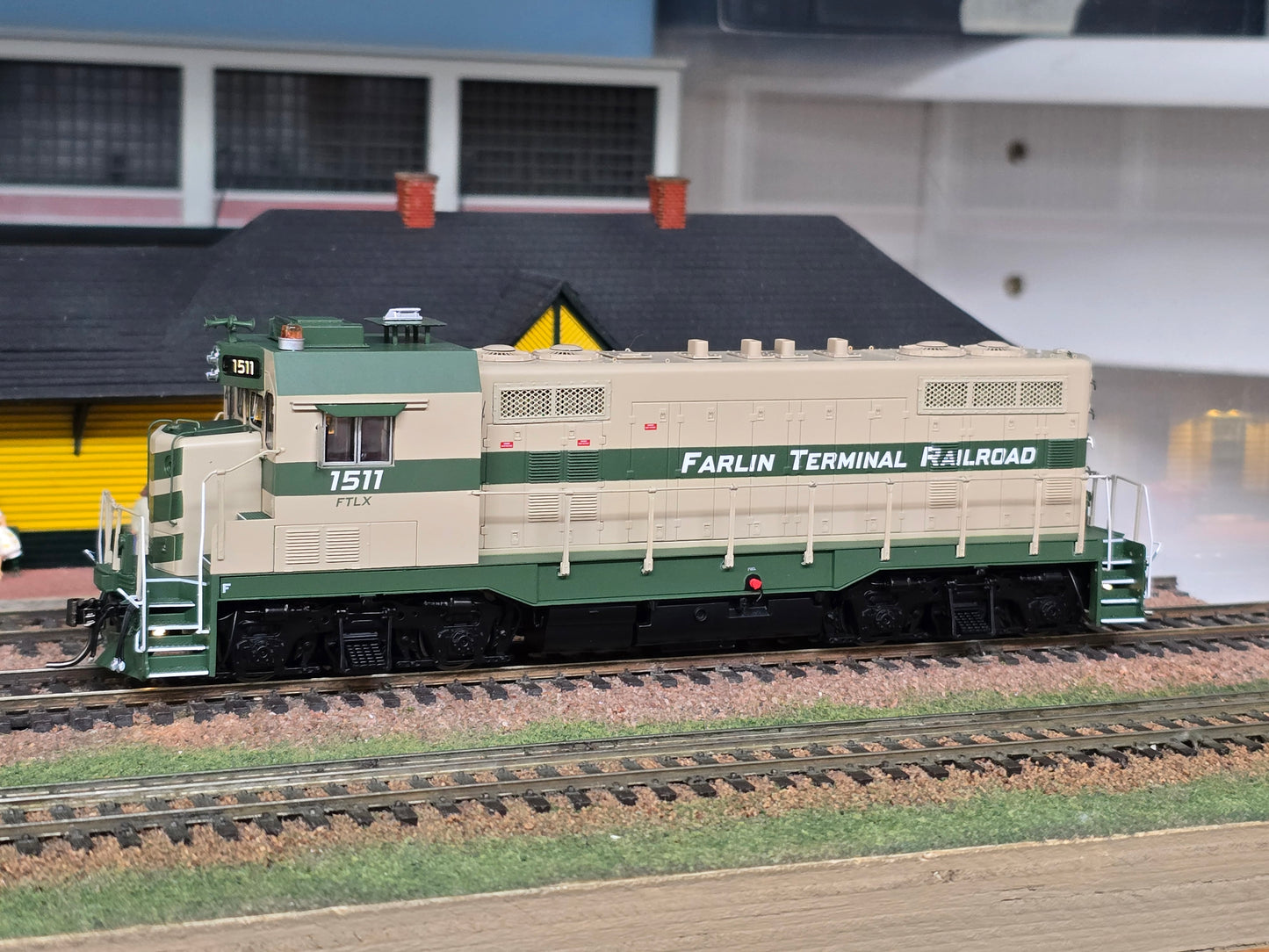 EMD/ATSF CF7 w/ Square Cab (DC/Silent): Farlin Terminal: #1511 - Home Shops - 70136 : HO