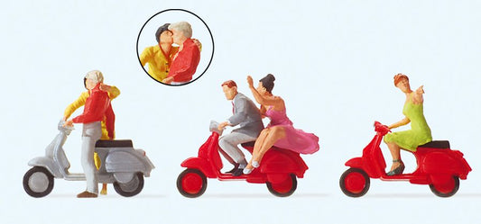 Three Vespas & Riders - 10607 : HO