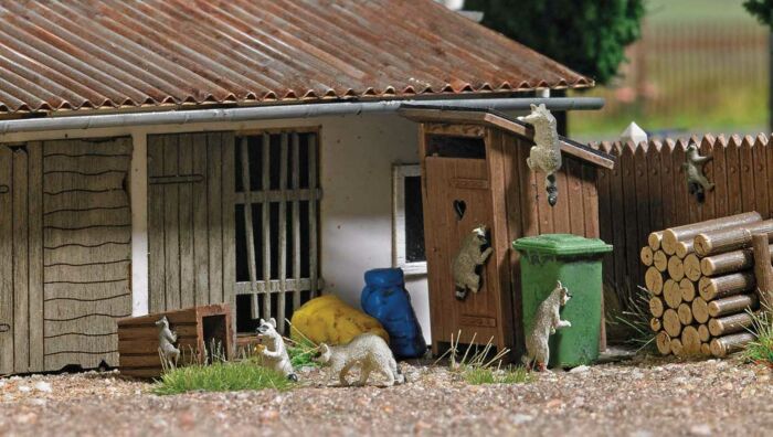 Raccoons Action Set - 5 Adult and 2 Young Raccoons, Wood Fence, Wood Pile, Trash Can, Cart, Outhouse - 7922 : HO