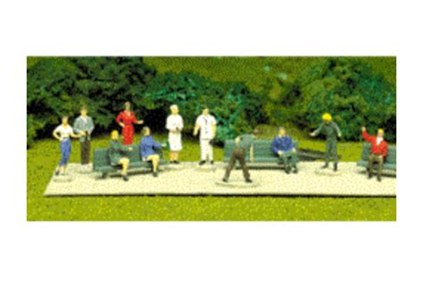 Pedestrian Figures - 24 unpainted figures - 793 : HO