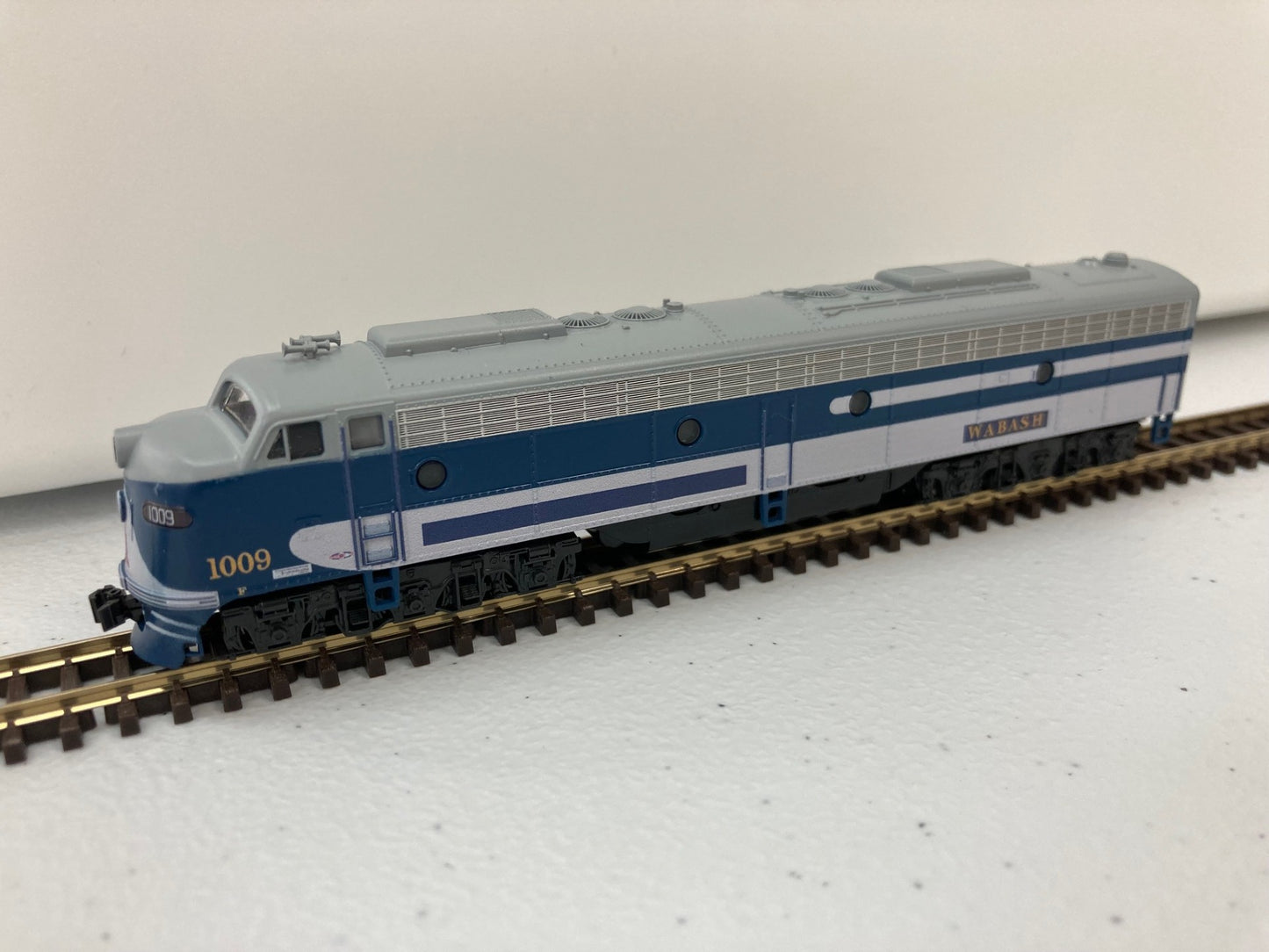 EMD E8A Wabash 1009 Bluebird Kobo Custom Painted - 1765365KB2 N Scale