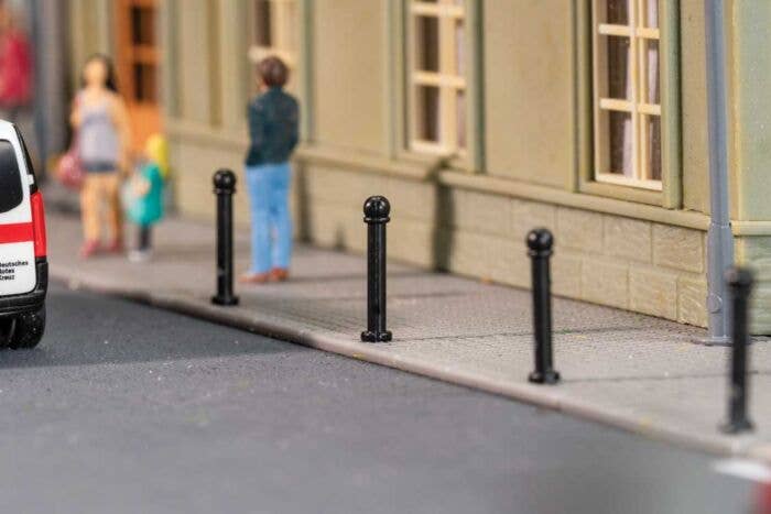 Iron Bollards/Barriers -- pkg(10) - 180998 : HO