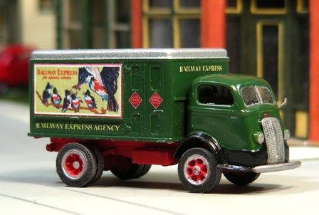 1937-41 International D-400 Railway Express Delivery Truck - V150 : HO