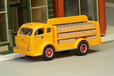 1950-68 White 30000 Beverage Truck Kit - V208 : HO