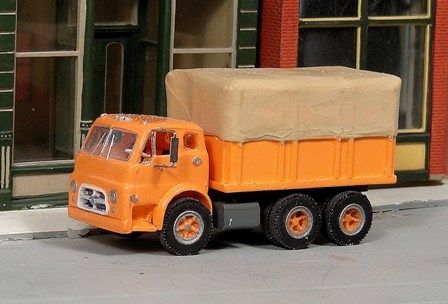1953-68 Diamond T Tandem Stake Truck Kit - V343 : HO